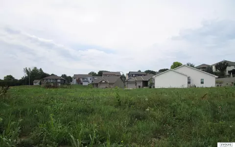 913 Gayle St, Papillion, NE 68046