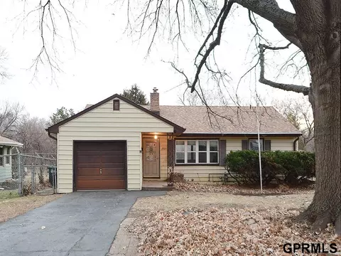 2105 S 38 St, Omaha, NE 68105