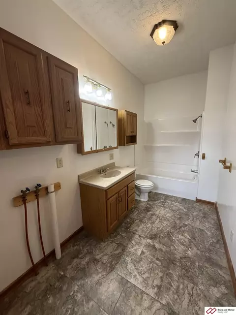 Bath - 817 Bell St, Beatrice, NE 68310 photo 1 of 1