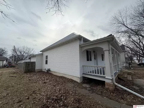 Exterior - 817 Bell St, Beatrice, NE 68310 photo 4 of 5