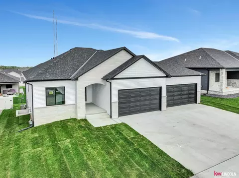 7510 Maxine Dr, Lincoln, NE 68516
