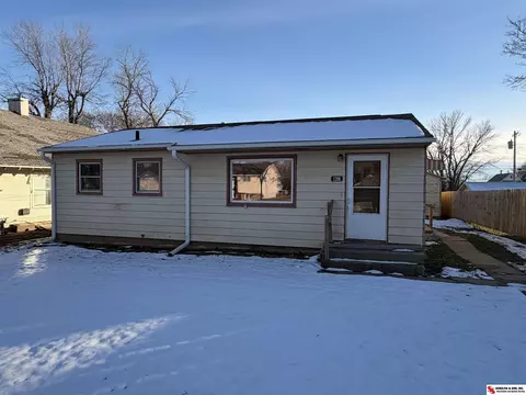 1208 6th St, Fairbury, NE 68352