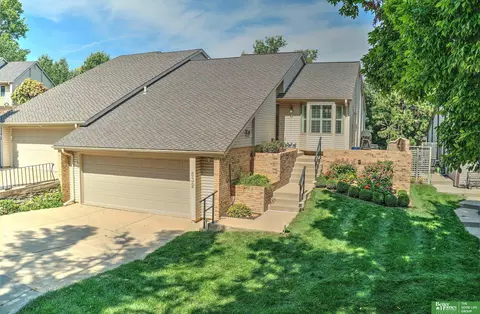 832 S 112 Plz, Omaha, NE 68154