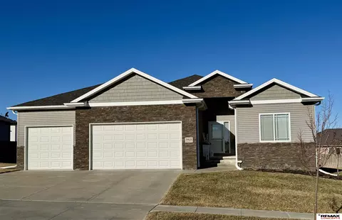 9415 Dutch Mill Ln, Lincoln, NE 68516