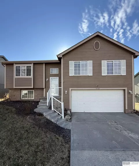 18207 Margo St, Omaha, NE 68136