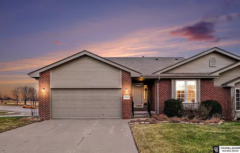 11533 Lakeview Dr, Papillion, NE 68133