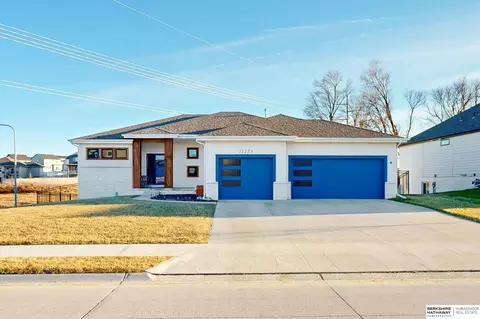 11253 Sunburst Dr, Papillion, NE 68046
