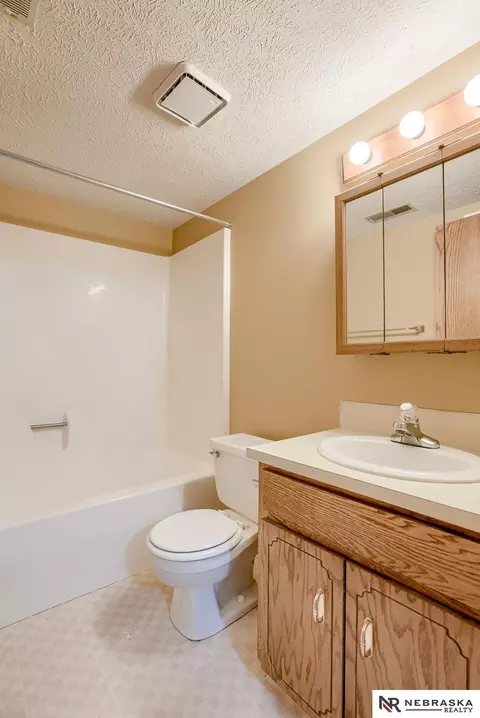 Bath - 309 E 17th Ave, Bellevue, NE 68005 photo 2 of 2