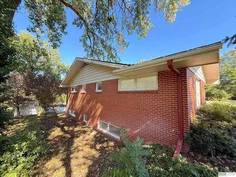 Exterior - 1210 Dorsey St, Beatrice, NE 68310 photo 3 of 9