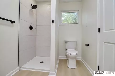 Bath - 1210 Dorsey St, Beatrice, NE 68310 photo 2 of 5