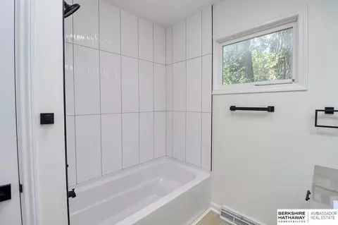 Bath - 1210 Dorsey St, Beatrice, NE 68310 photo 5 of 5