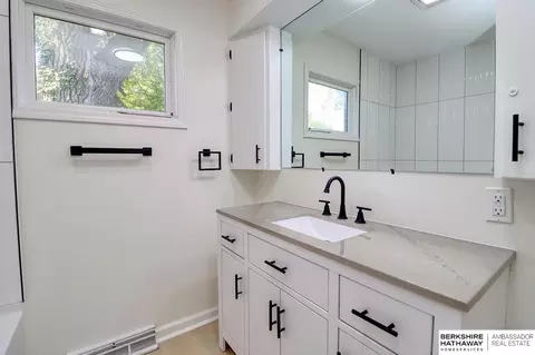 Bath - 1210 Dorsey St, Beatrice, NE 68310 photo 4 of 5