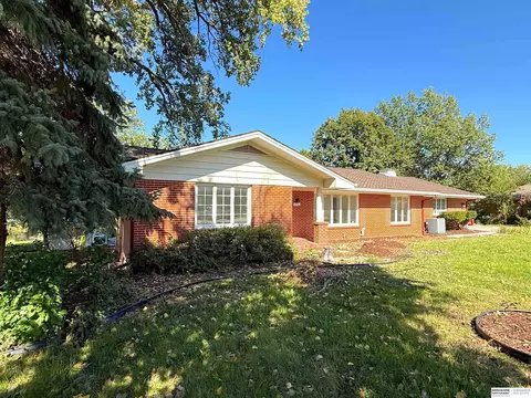 Exterior - 1210 Dorsey St, Beatrice, NE 68310 photo 2 of 9