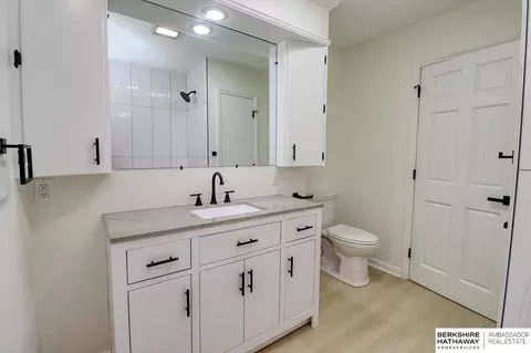 Bath - 1210 Dorsey St, Beatrice, NE 68310 photo 3 of 5