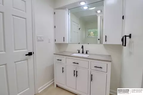 Bath - 1210 Dorsey St, Beatrice, NE 68310 photo 1 of 5
