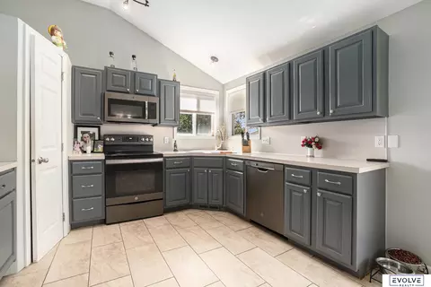 8402 Hanover St, Omaha, NE 68122