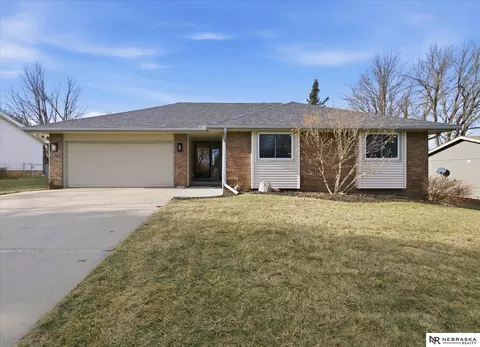 8714 Raven Oaks Dr, Omaha, NE 68152