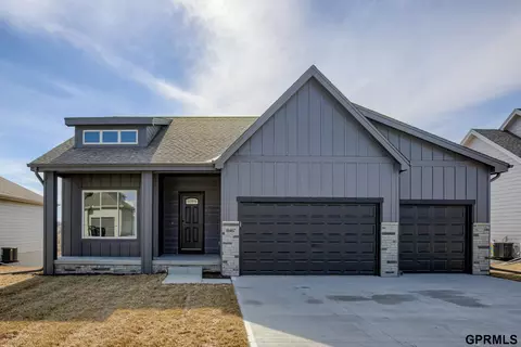 18467 Greenleaf St, Omaha, NE 68136