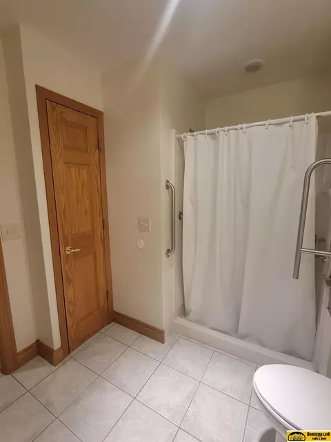 Bath - 611 Spring View Cir, Beatrice, NE 68310 photo 2 of 5