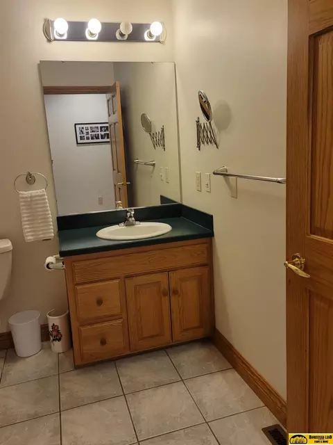 Bath - 611 Spring View Cir, Beatrice, NE 68310 photo 4 of 5
