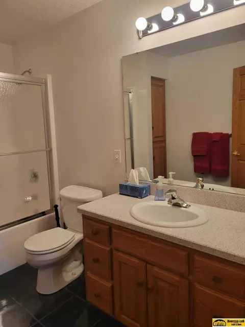 Bath - 611 Spring View Cir, Beatrice, NE 68310 photo 3 of 5