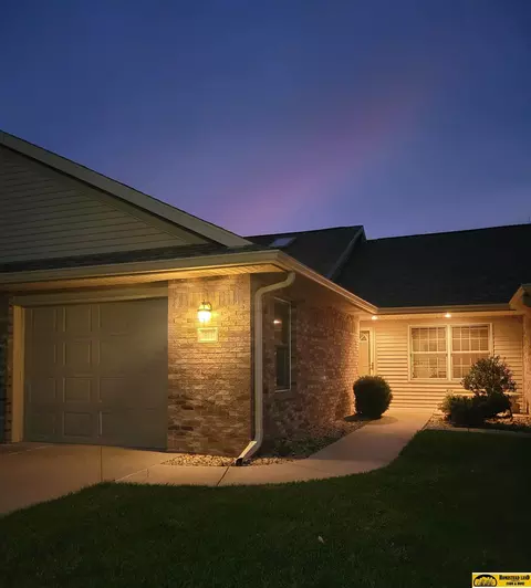 611 Spring View Cir, Beatrice, NE 68310