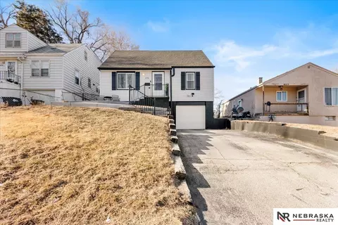 3756 N 41st St, Omaha, NE 68111
