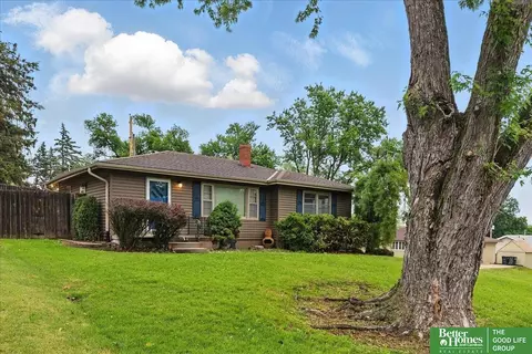 8806 Nicholas St, Omaha, NE 68114
