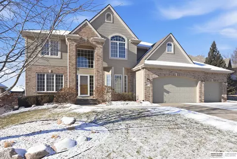 7910 W Brentwood Dr, La Vista, NE 68128