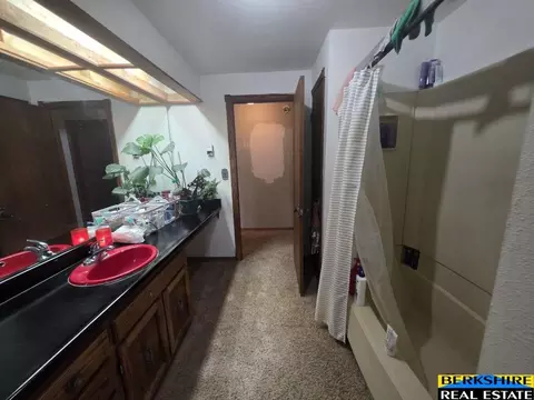 Bath - 611 Valley View Dr, Ogallala, NE 69153 photo 3 of 15