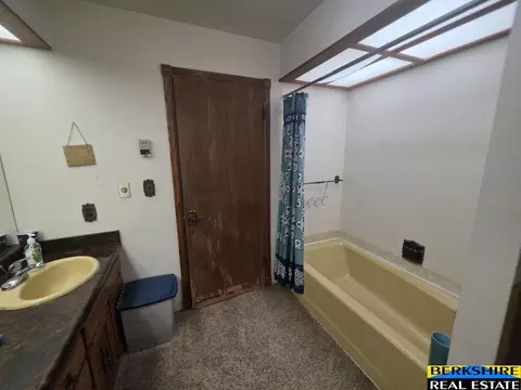 Bath - 611 Valley View Dr, Ogallala, NE 69153 photo 8 of 15