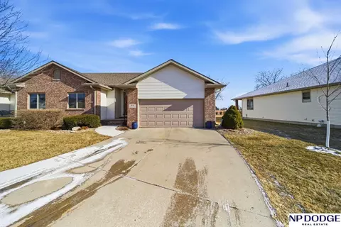 810 Heatherwood Dr, Fremont, NE 68025
