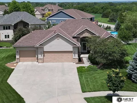 9712 Andre Cir, Lincoln, NE 68526