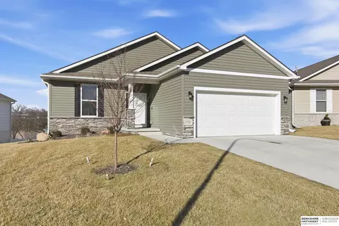 17512 Greenleaf St, Omaha, NE 68136