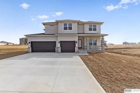 10305 Prospect St, Papillion, NE 68046