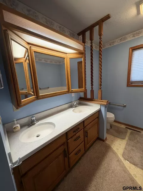 Bath - 424 E 3rd St, Wilber, NE 68465 photo 1 of 3