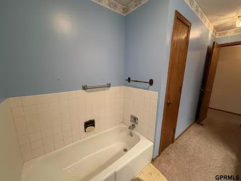 Bath - 424 E 3rd St, Wilber, NE 68465 photo 2 of 3