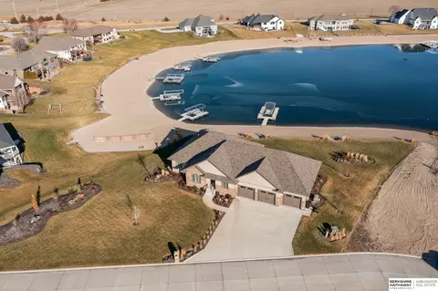 21746 Bayshore Dr, Columbus, NE 68601