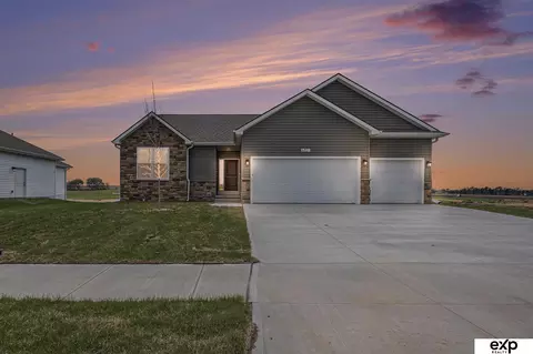 6851 Stony Point Dr, Papillion, NE 68133