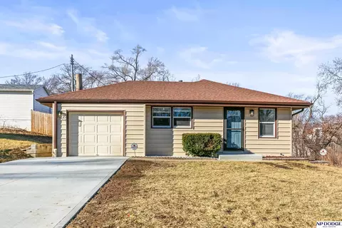 7736 Richmond Dr, Omaha, NE 68134