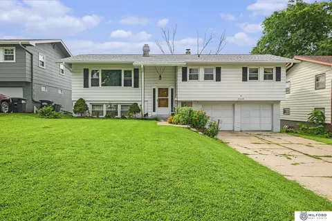 5029 Arbor Cir, Omaha, NE 68106