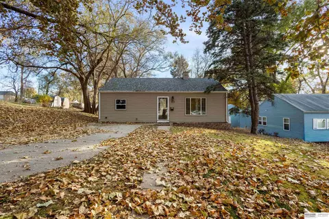 6615 Charles St, Omaha, NE 68132