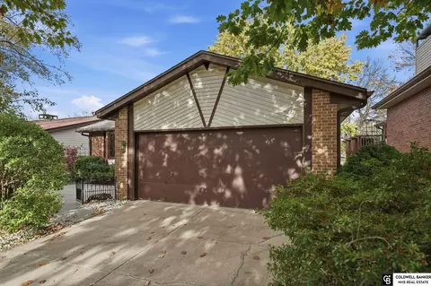 7106 Shamrock Rd, Lincoln, NE 68506