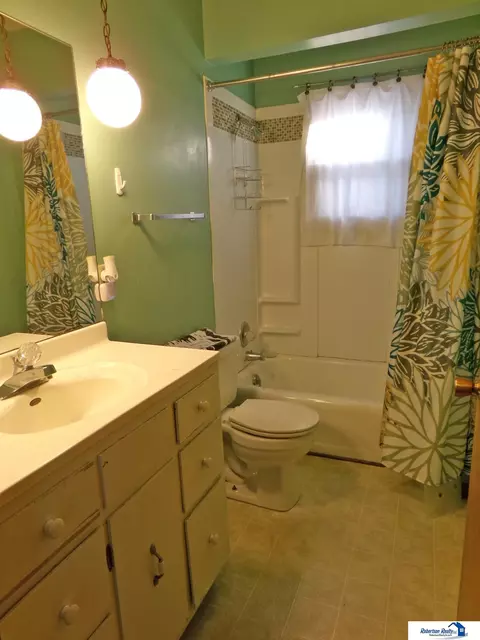 Bath - 914 Bell St, Beatrice, NE 68310 photo 1 of 1