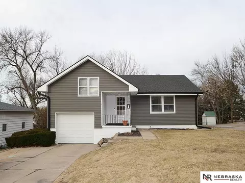 3016 S 49th St, Omaha, NE 68106