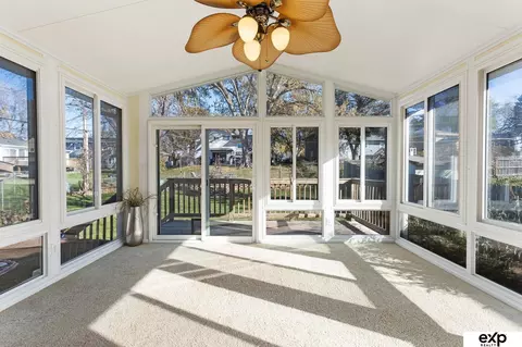 7009 Park Crest Dr, La Vista, NE 68128