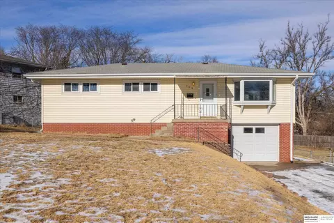 706 Lemay Dr, Bellevue, NE 68005