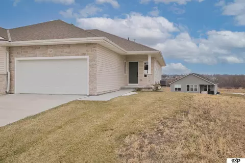 17608 Robin Dr, Omaha, NE 68136