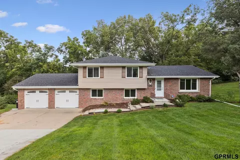 9334 Spring St, Omaha, NE 68124