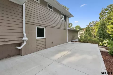 Exterior - 9334 Spring St, Omaha, NE 68124 photo 7 of 9